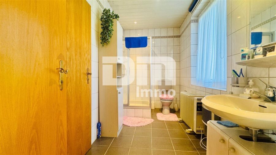1-2 Familienhaus mit Nebengebäude (Ferienwohnung) + Halle / Garagen im Ensemble - Nebengebäude Fewo Badezimmer / Dusche